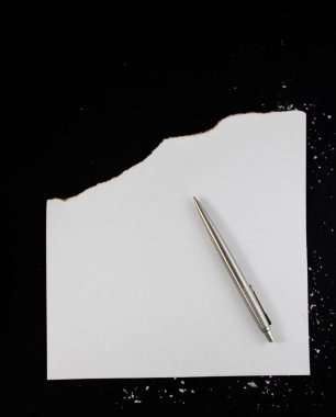 Siyah arkaplan üzerine beyaz kağıt