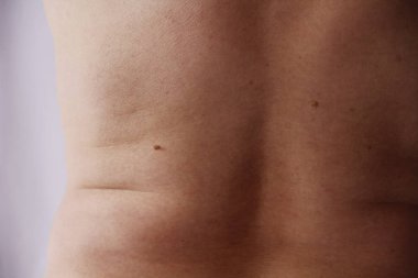 yaşlı bir kadın cesedi