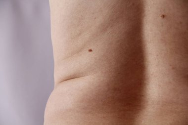 yaşlı bir kadın cesedi