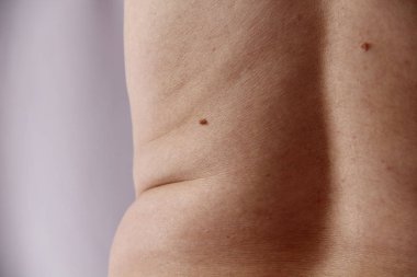 yaşlı bir kadın cesedi