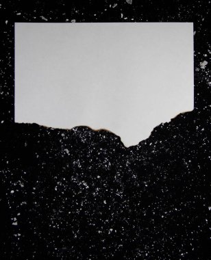 Siyah arkaplan üzerine beyaz kağıt