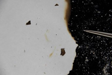 Siyah arkaplan üzerine beyaz kağıt