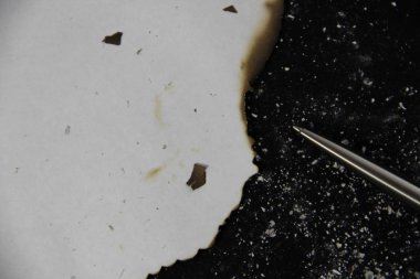 Siyah arkaplan üzerine beyaz kağıt