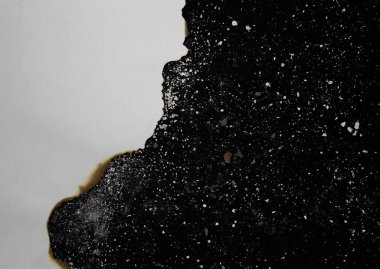 Siyah arkaplan üzerine beyaz kağıt