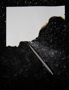 Siyah arkaplan üzerine beyaz kağıt