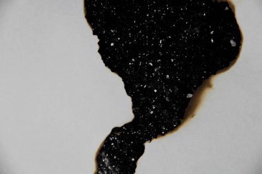 Siyah arkaplan üzerine beyaz kağıt