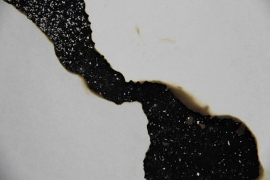 Siyah arkaplan üzerine beyaz kağıt