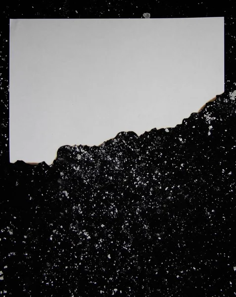 Siyah arkaplan üzerine beyaz kağıt