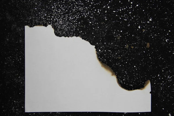 Siyah arkaplan üzerine beyaz kağıt