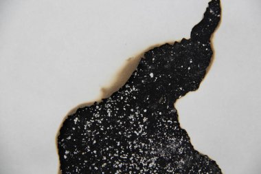 Siyah arkaplan üzerine beyaz kağıt