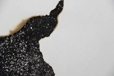 Siyah arkaplan üzerine beyaz kağıt