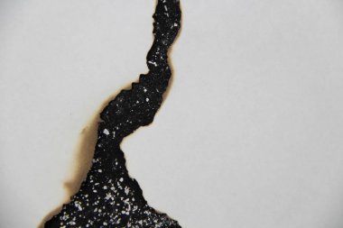 Siyah arkaplan üzerine beyaz kağıt