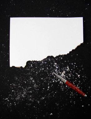 Siyah arkaplan üzerine beyaz kağıt