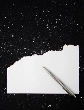 Siyah arkaplan üzerine beyaz kağıt