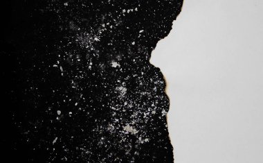 Siyah arkaplan üzerine beyaz kağıt