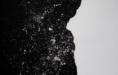 Siyah arkaplan üzerine beyaz kağıt