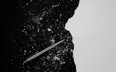 Siyah arkaplan üzerine beyaz kağıt