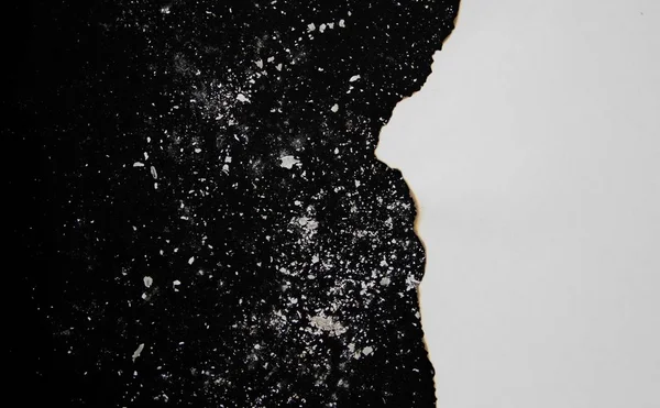 Siyah arkaplan üzerine beyaz kağıt