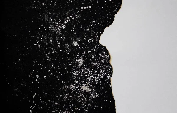 Siyah arkaplan üzerine beyaz kağıt