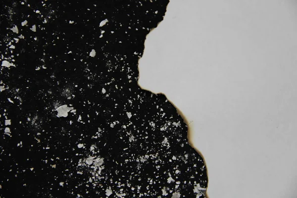 Siyah arkaplan üzerine beyaz kağıt