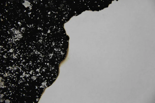 Siyah arkaplan üzerine beyaz kağıt