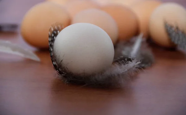 Курячі Яйця Дерев Яному Столі — стокове фото