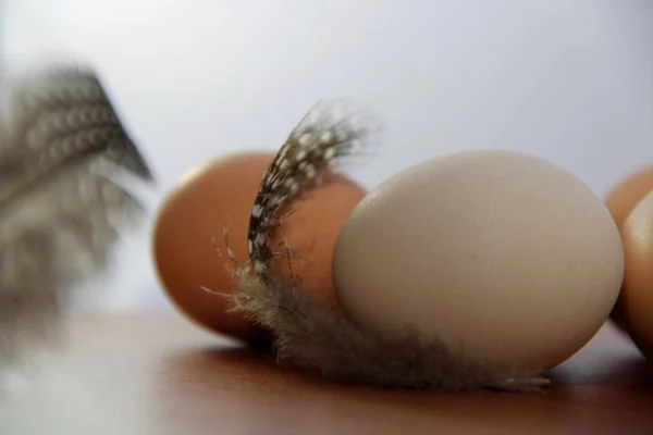 木製テーブルの上の鶏の卵 — ストック写真