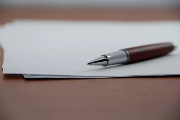 Kağıt ve kalem masada