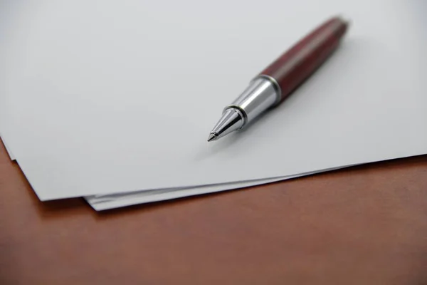 Carta Penna Sul Tavolo — Foto Stock