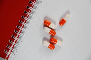 defter ve beyaz zemin üzerine tıp