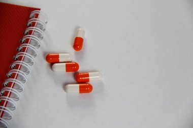 defter ve beyaz zemin üzerine tıp