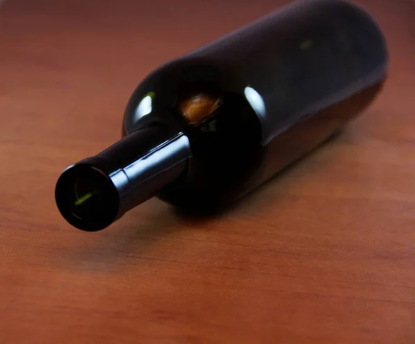 ahşap masa üzerinde boş şarap şişesi