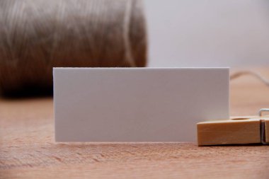 ahşap masa üzerinde tag