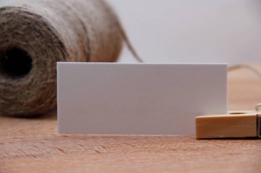 ahşap masa üzerinde tag