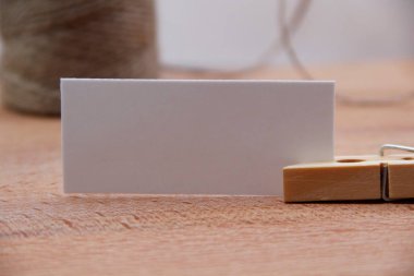 ahşap masa üzerinde tag