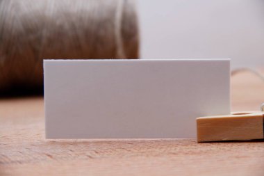 ahşap masa üzerinde tag