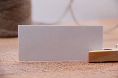 ahşap masa üzerinde tag