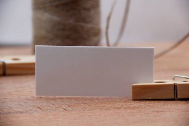 ahşap masa üzerinde tag