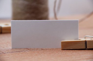 ahşap masa üzerinde tag