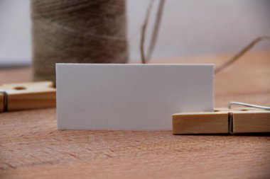 ahşap masa üzerinde tag