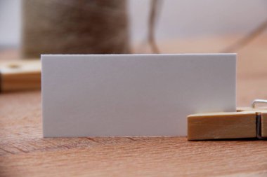 ahşap masa üzerinde tag