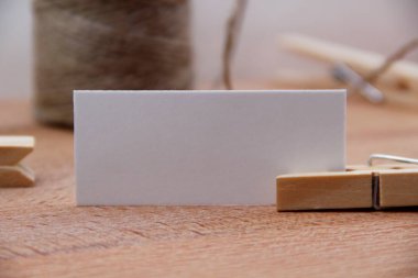 ahşap masa üzerinde tag