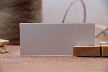 ahşap masa üzerinde tag