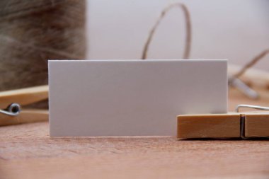 ahşap masa üzerinde tag