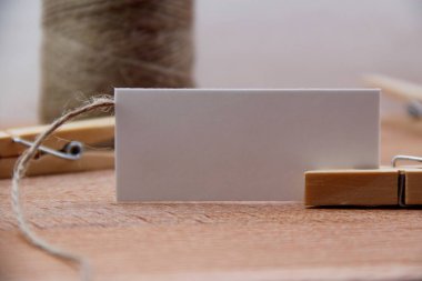 ahşap masa üzerinde tag