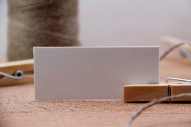 ahşap masa üzerinde tag