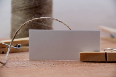 ahşap masa üzerinde tag