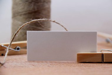 ahşap masa üzerinde tag