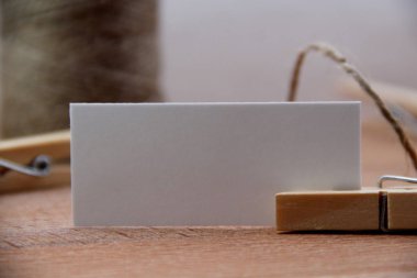 ahşap masa üzerinde tag