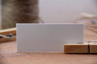 ahşap masa üzerinde tag